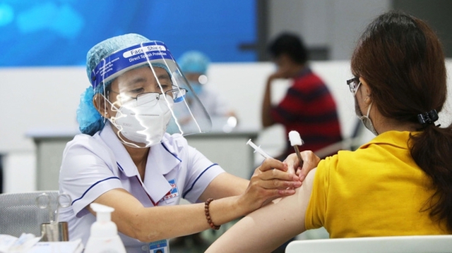 Gov't right to prioritize vaccination before full reopening   - Ảnh 1.
