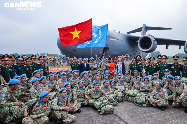 State President sees off “blue beret” soldiers on duty - Ảnh 1.