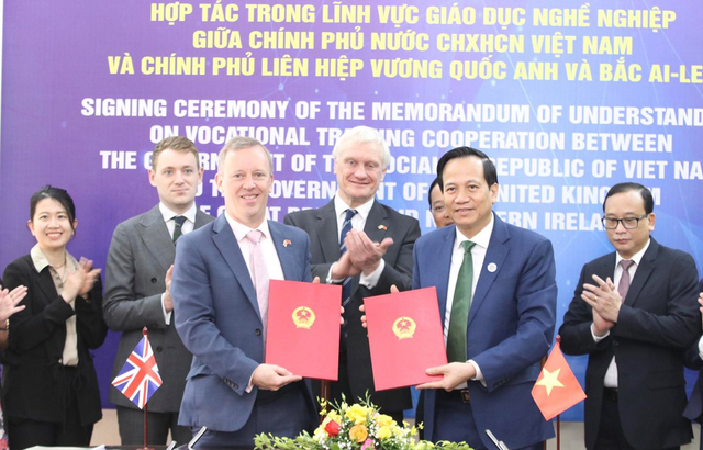 Viet Nam, UK sign MoU on vocational training cooperation  - Ảnh 1.