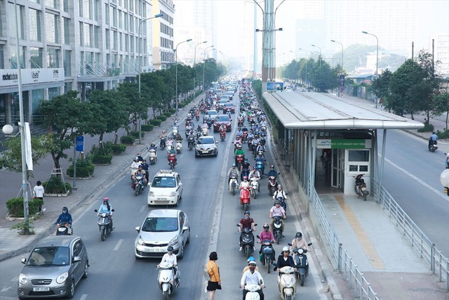 Five municipal cities to restrict motorbikes after 2030  - Ảnh 1.