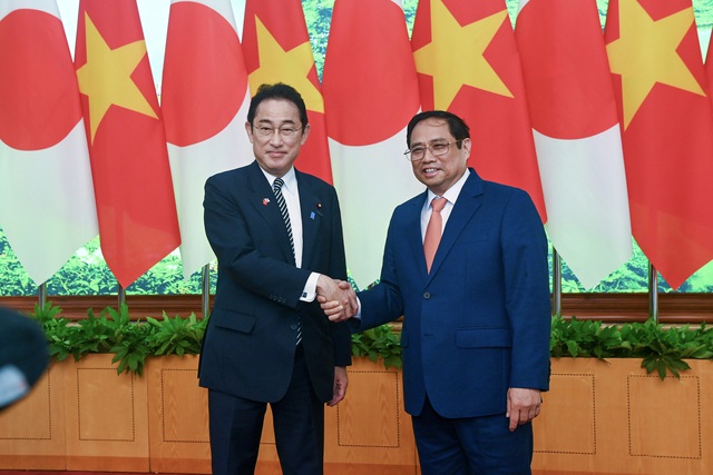 Vietnamese, Japanese PMs discuss ways to strengthen bilateral ties - Ảnh 1.