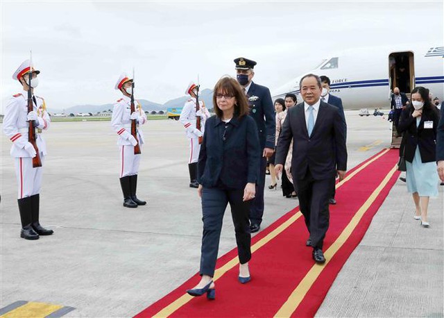 Greek President begins official visit to Viet Nam - Ảnh 1.