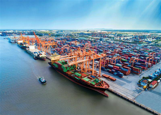 Cargo handled by Vietnamese seaports on the rise - Ảnh 1.