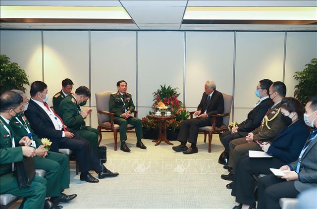 Defense Minister meets Singaporean, U.S., Canadian counterparts in Shangri-La - Ảnh 1.