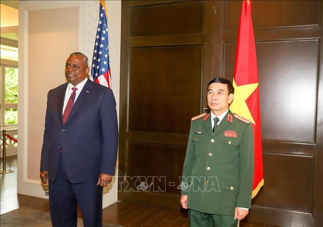 Defense Minister meets Singaporean, U.S., Canadian counterparts in Shangri-La - Ảnh 3.