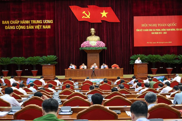 Party leader presides over national conference to review 10 years anti-corruption   - Ảnh 1.