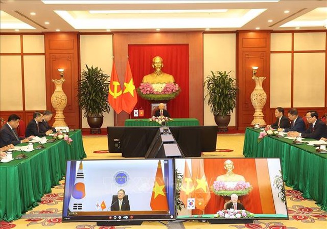 Party chief holds online talks with RoK President - Ảnh 1.