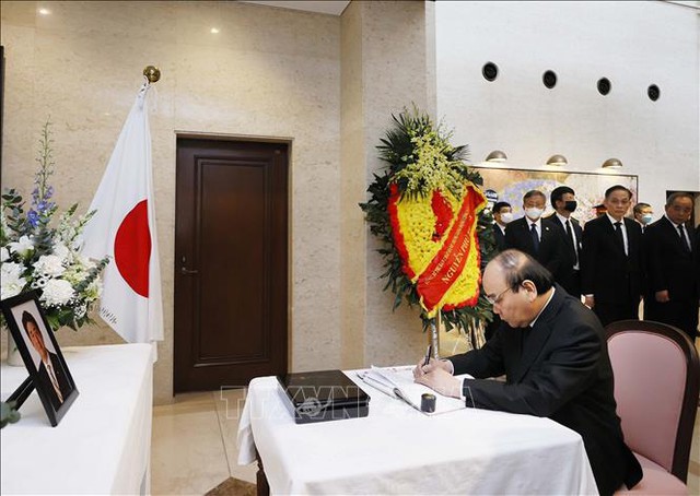 Top leaders pay tribute to former Japanese Prime Minister Abe Shinzo   - Ảnh 1.