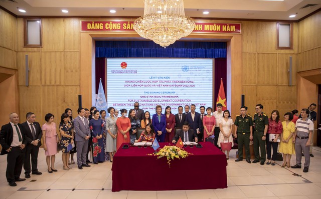 Viet Nam, United Nations sign strategic framework for sustainable development cooperation - Ảnh 1.