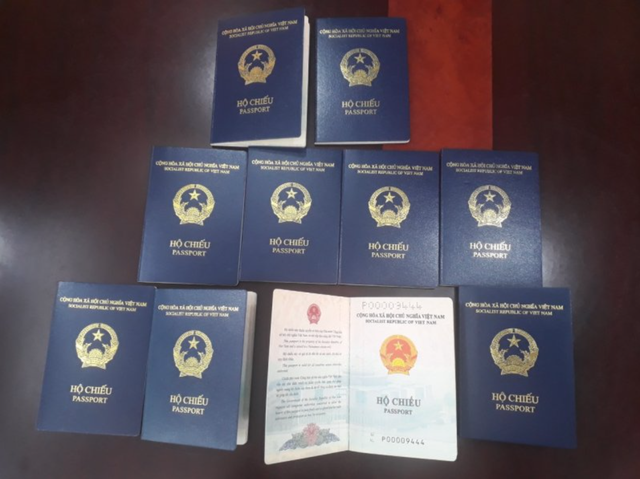 Ministries work to resolve denial of Vietnamese passport - Ảnh 1.