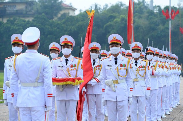 Flag-hoisting ceremony in celebration of 77th National Day of Viet Nam  - Ảnh 1.