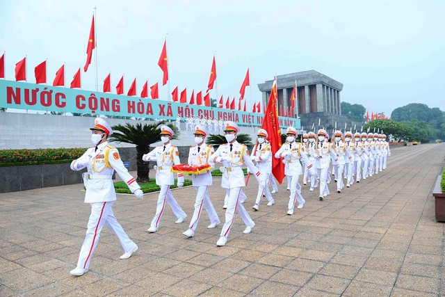 Flag-hoisting ceremony in celebration of 77th National Day of Viet Nam  - Ảnh 2.