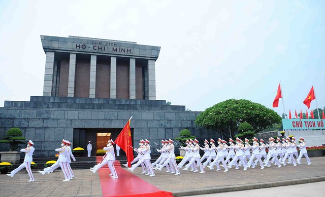 Flag-hoisting ceremony in celebration of 77th National Day of Viet Nam  - Ảnh 3.