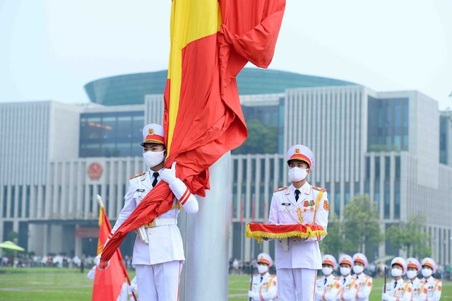Flag-hoisting ceremony in celebration of 77th National Day of Viet Nam  - Ảnh 4.
