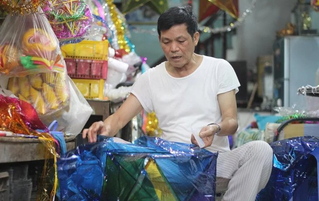 Artisan Huy tries to keep traditional craft of lantern making alive - Ảnh 1.