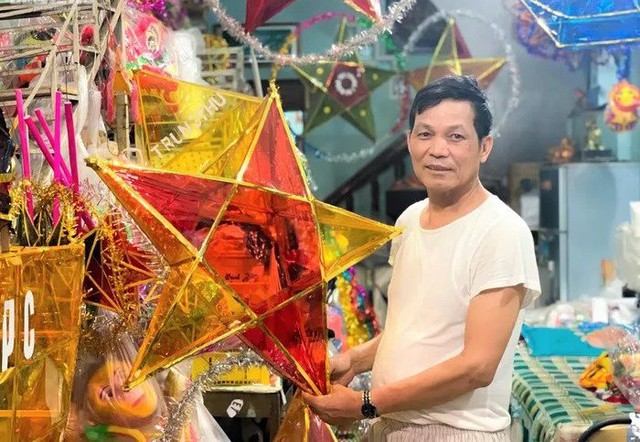 Artisan Huy tries to keep traditional craft of lantern making alive - Ảnh 3.