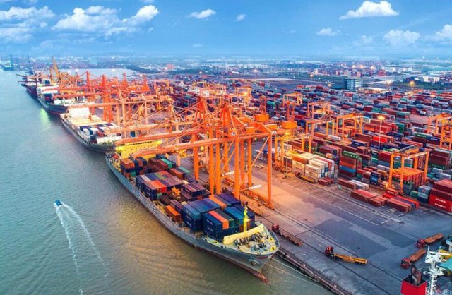 Trade surplus hits US$ 5.49 billion in  eight months - Ảnh 1.