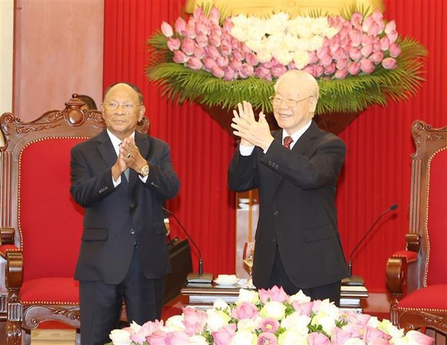 Viet Nam, Laos, Cambodia should work together to nurture their relationship: Party chief - Ảnh 1.