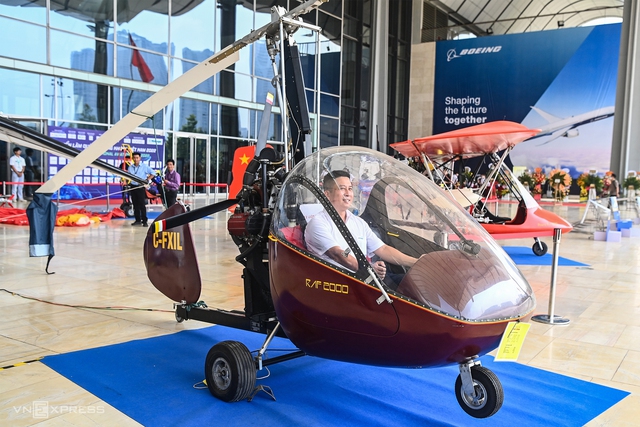 Viet Nam International Aviation Expo opens in Ha Noi - Ảnh 1.