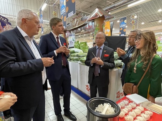 Vietnamese famous rice enters French supermarkets - Ảnh 1.