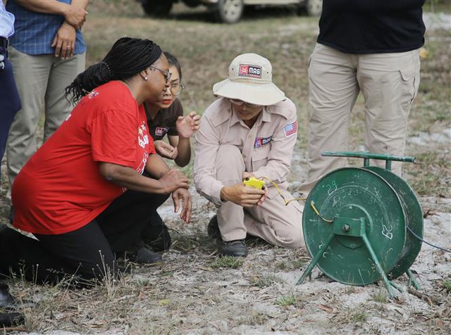 U.S. to increase support for mine clearance in central province - Ảnh 1.