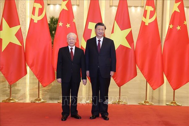 Vietnamese, Chinese Party leaders exchange Lunar New Year greetings  - Ảnh 1.
