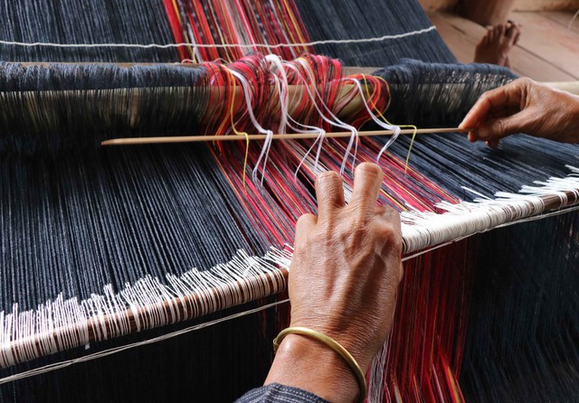 Bahnar people's traditional brocade weaving are preserved by good hands - Ảnh 2.