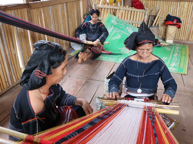 Bahnar people's traditional brocade weaving are preserved by good hands - Ảnh 3.