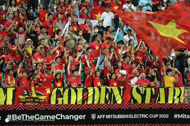 Viet Nam draw Singapore 1-1, still lead Group B at AFF Cup - Ảnh 2.