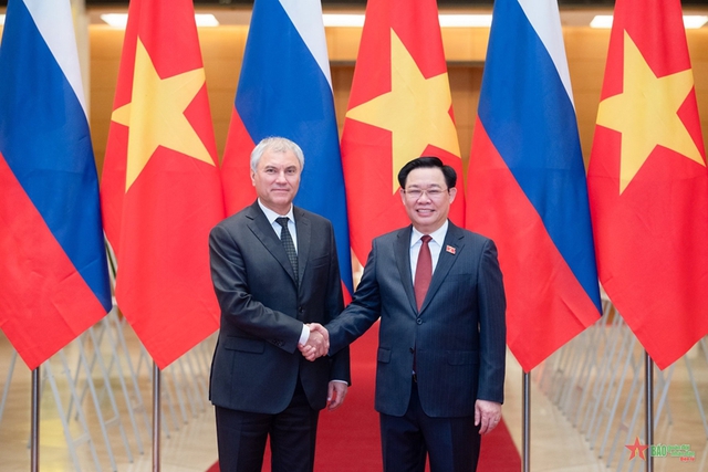 Top legislator holds talks with Russian State Duma Chairman - Ảnh 1.