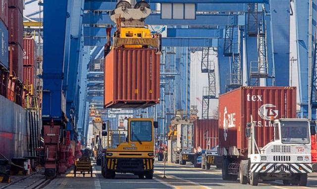 Trade surplus hits over US$24 billion in first ten months - Ảnh 1.