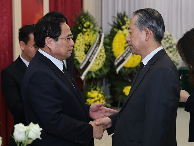 Prime Minister Pham Minh Chinh pays tribute to former Chinese Premier Li Keqiang - Ảnh 1.