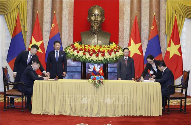 Viet Nam, Mongolia sign agreements on security cooperation, visa exemption - Ảnh 1.