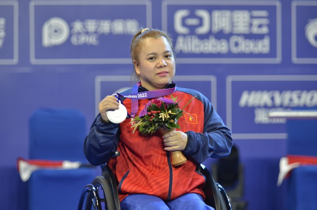 Vietnamese para athletes take powerlifting silver, swimming bronze - Ảnh 1.