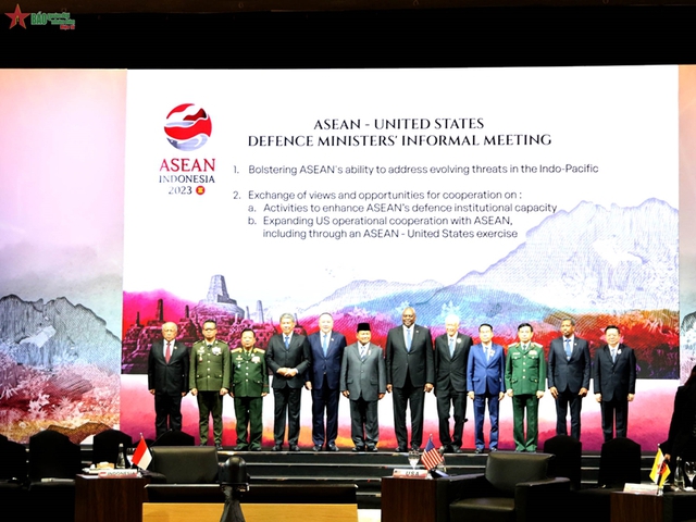 Defense minister attends ASEAN-U.S. Defense Ministers’ Informal Meeting, meets U.S. counterpart in Indonesia - Ảnh 1.