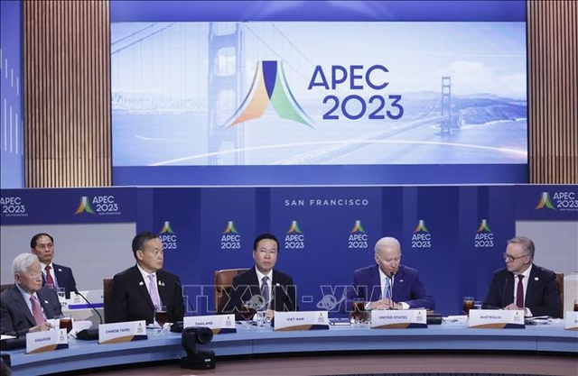 President attends APEC leaders' dialogue with guests- Ảnh 1.