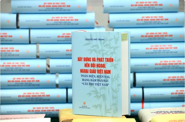 Party chief’s book on Viet Nam’s diplomacy released- Ảnh 1.