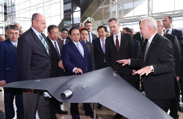 Prime Minister visits Turkish Aerospace Industries- Ảnh 6.