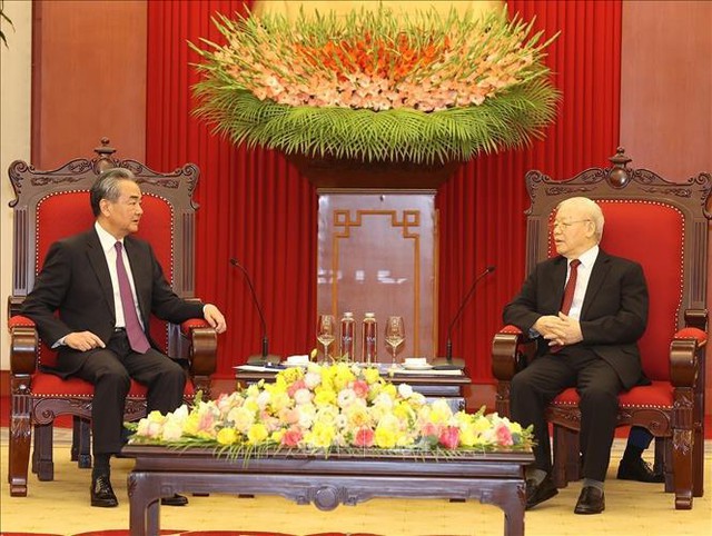 Party General Secretary hosts reception for Chinese Foreign Minister- Ảnh 1.