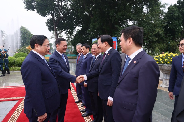 Prime Minister hosts welcome ceremony for Cambodian counterpart Hun Manet- Ảnh 5.