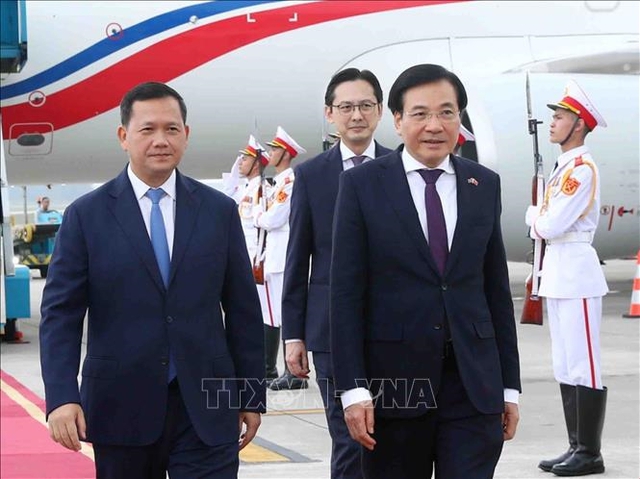 Cambodian Prime Minister arrives in Viet Nam for two-day official visit - Ảnh 1.