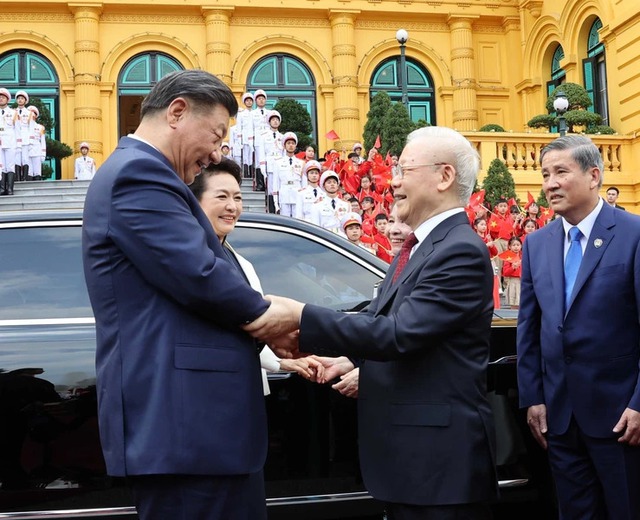 Party chief hosts official welcome ceremony for Chinese leader Xi Jinping- Ảnh 1.