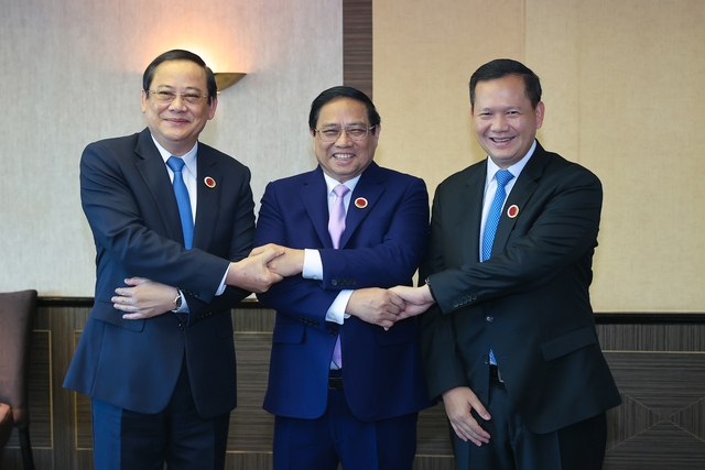 Vietnamese, Lao and Cambodian Prime Ministers meet on sidelines of ASEAN-Japan Commemorative Summit- Ảnh 1.