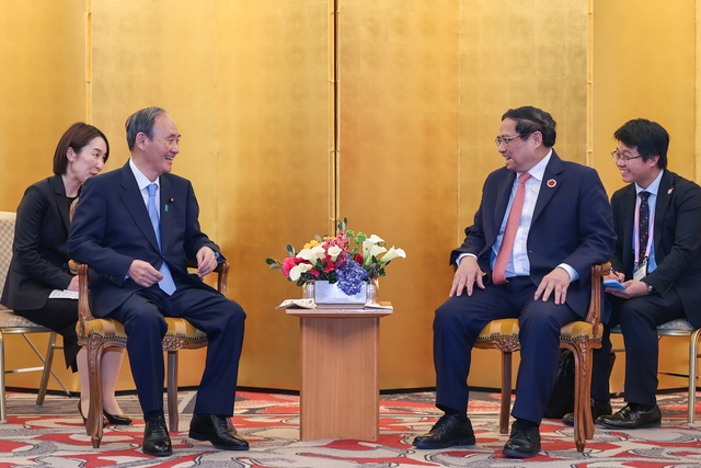 Prime Minister meets former Japanese Prime Minister Suga- Ảnh 1.
