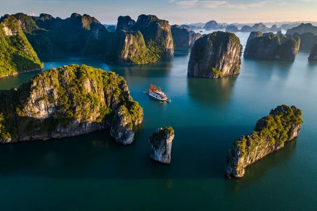 Ha Long Bay among Top 10 Most-Visited Natural Wonders  - Ảnh 1.
