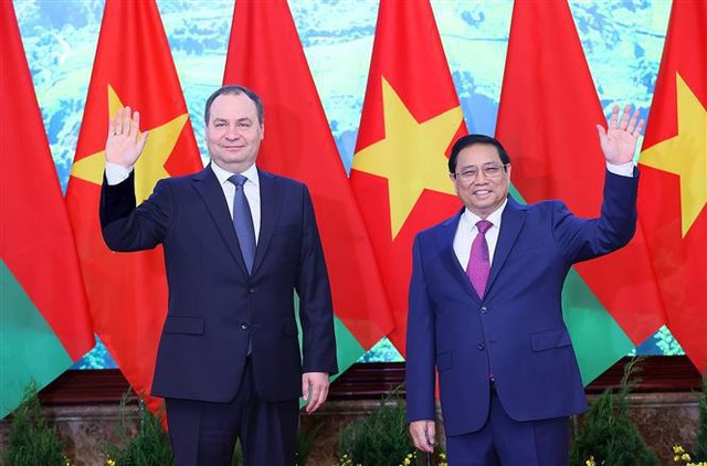 Prime Minister holds talks with Belarusian counterpart- Ảnh 1.
