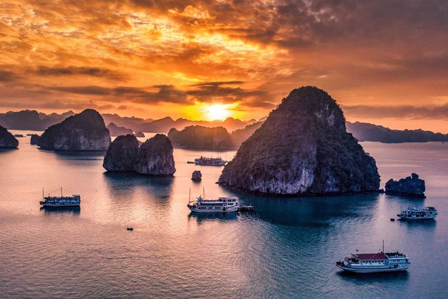 Ha Long Bay listed among Asia’s most stunning seaside spots - Ảnh 1.