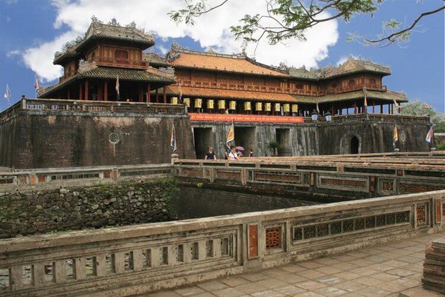 France helps Viet Nam preserve Complex of Hue Monuments - Ảnh 1.