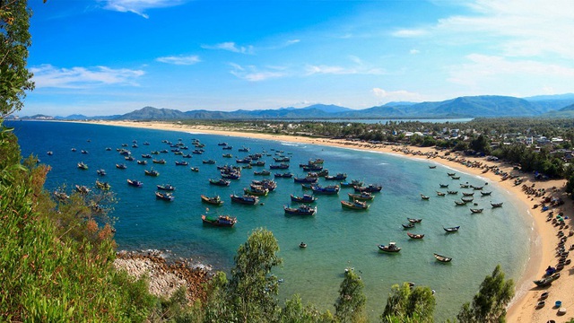 Phu Yen develops sea tourism - Ảnh 1.