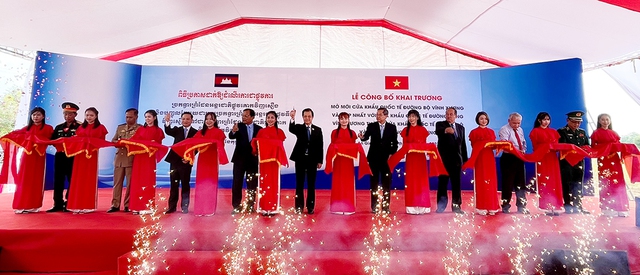Vinh Xuong-Kaorm Samnor International Land and Waterway Border Gate announced  - Ảnh 1.